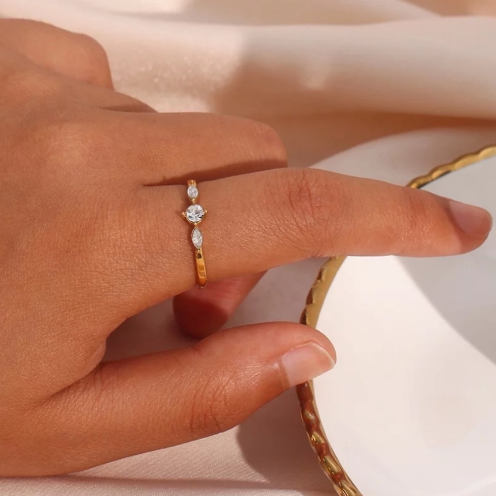 New Adjustable 18k Gold Zircon Ring, cute Ring, shiny Ring. - Picture 1 of 6